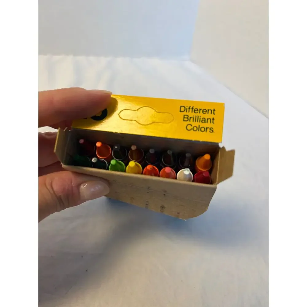 VTG Crayola crayons 16 pack, Binney & Smith 1990, never used